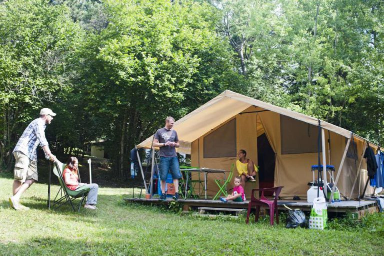 Camping Huttopia Beaulieu sur Dordogne safaritent huren 768x511