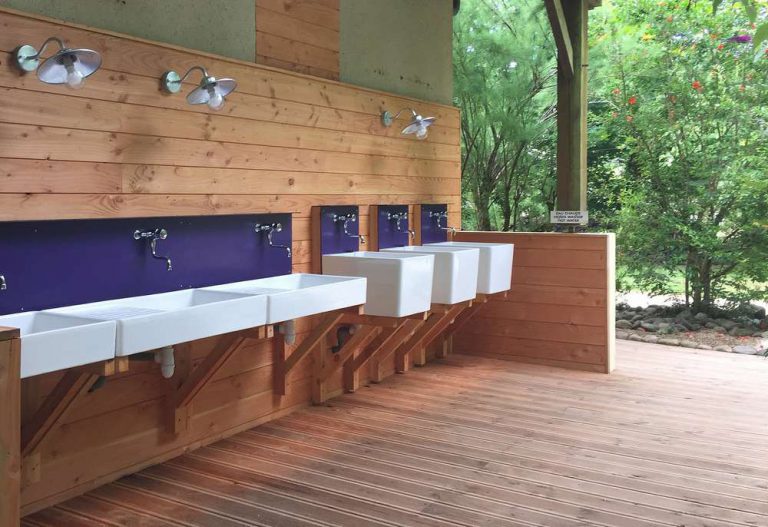 Camping Huttopia Beaulieu sur Dordogne sanitair 768x527