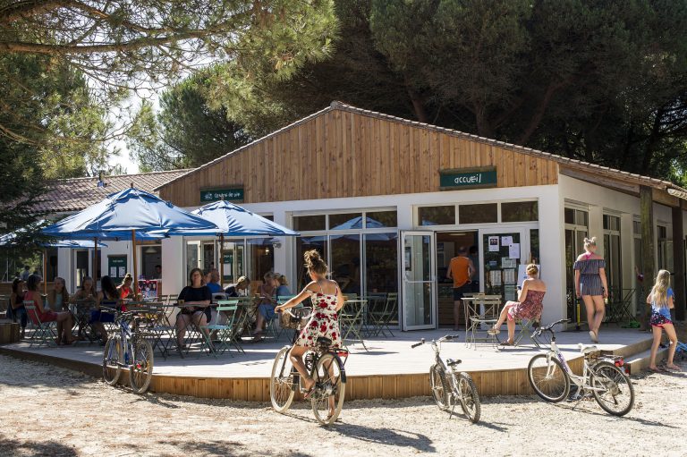Camping Huttopia Chardons Bleus receptie 768x511