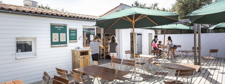 Camping Huttopia Côte Sauvage terras 768x288