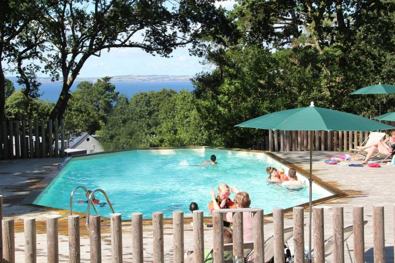 Camping Huttopia Douarnenez in Douarnenez zwembad 768x512