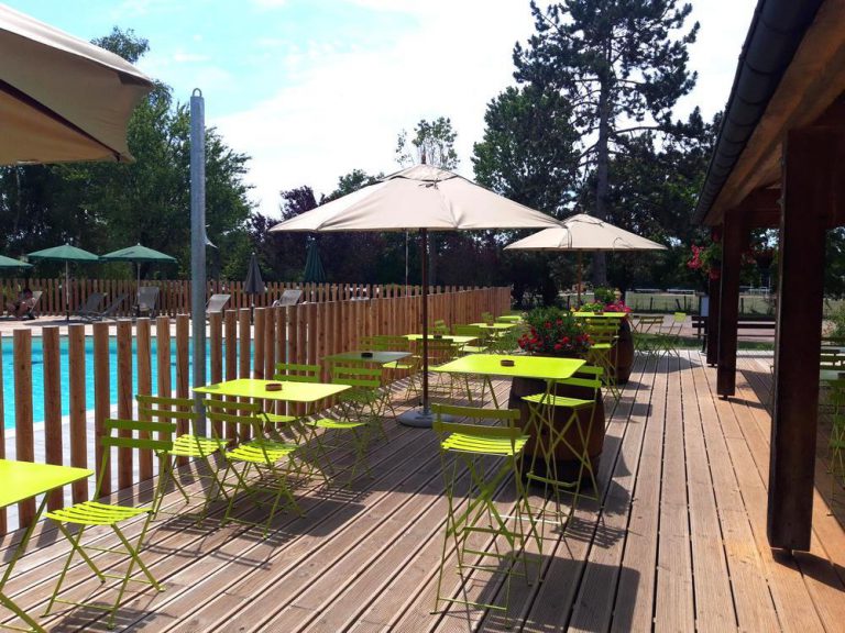 Camping Huttopia Etang de Fouché terras 768x576