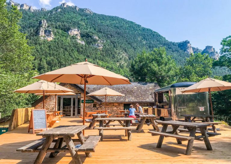 Camping Huttopia Gorges du Tarn terras 768x545