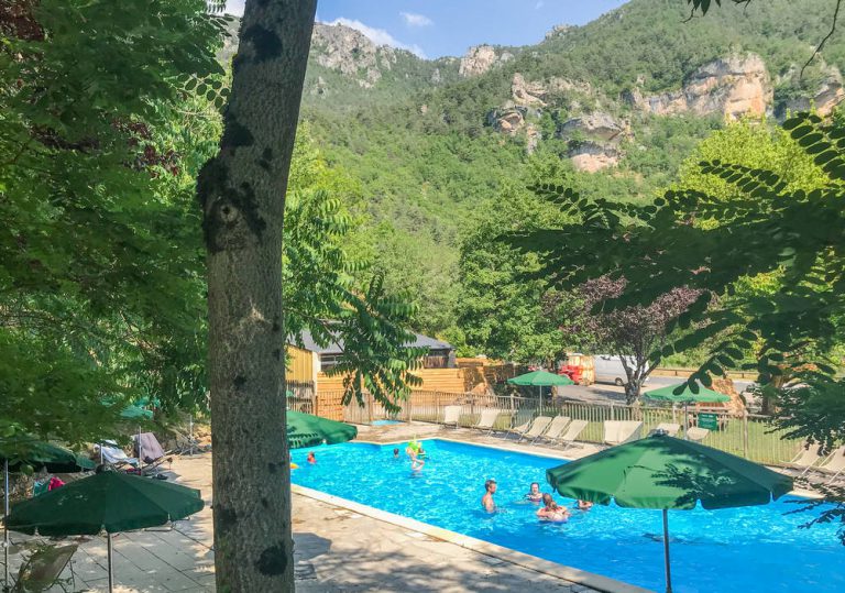 Camping Huttopia Gorges du Tarn zwembad 768x539