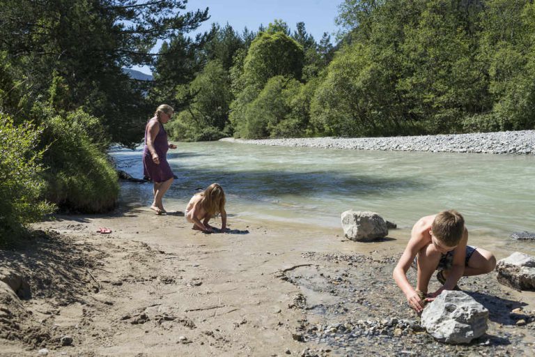Camping Huttopia La Clarée strandje aan rivier 768x512