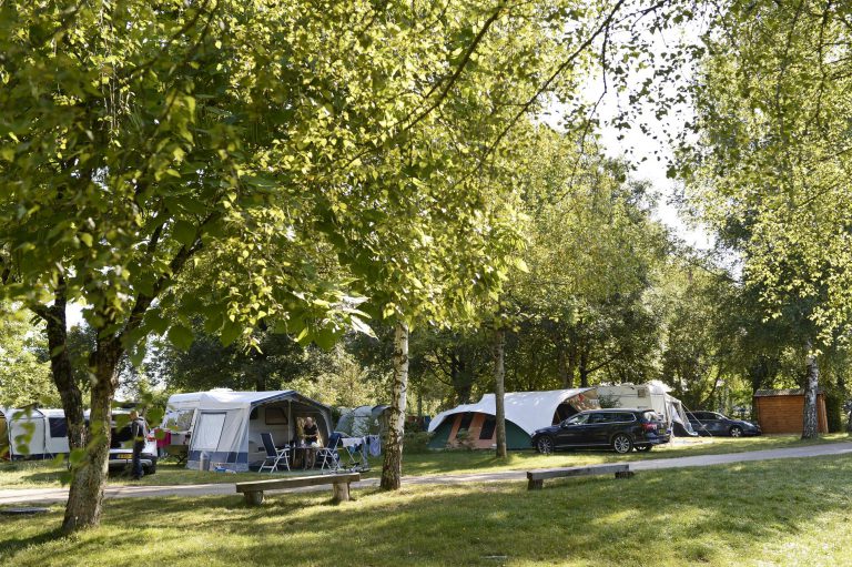 Camping Huttopia La Plage Blanche staanplaatsen 768x511