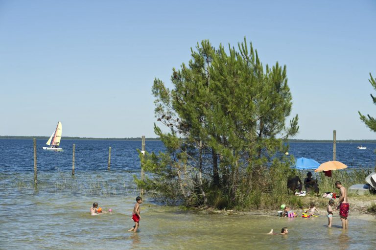 Camping Huttopia Lac de Carcans in Carcans Gironde aan een meer 768x511