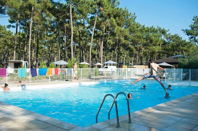 Camping Huttopia Lac de Carcans in Carcans zwembad 768x508