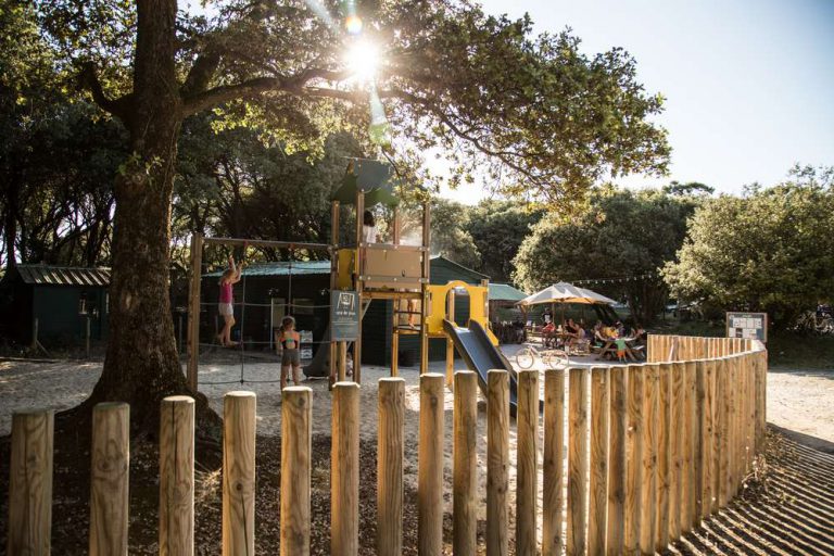 Camping Huttopia Oléron les Chênes Verts speeltuin 768x512