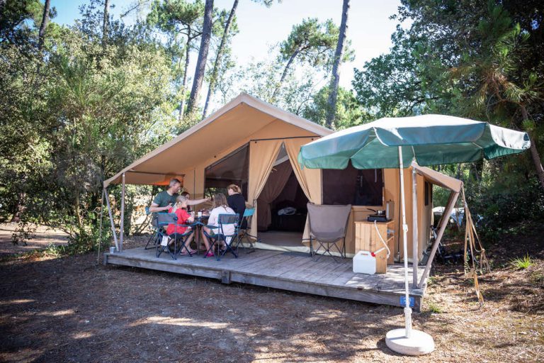 Camping Huttopia Oléron les Pins in Saint Trojan les Bains Safaritent huren 768x512