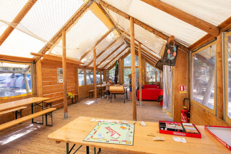 Camping Huttopia Oléron les Pins in Saint Trojan les Bains animatie 768x512