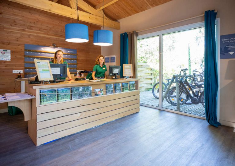 Camping Huttopia Oléron les Pins in Saint Trojan les Bains receptie 768x545