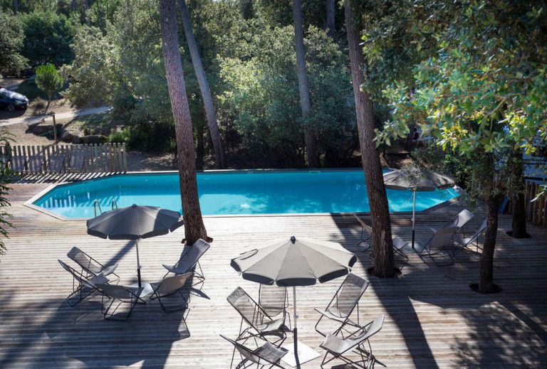 Camping Huttopia Oléron les Pins in Saint Trojan les Bains terras 768x519