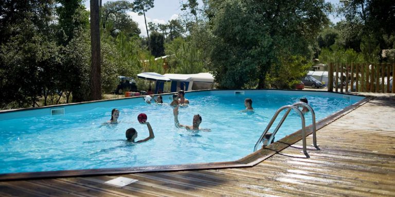 Camping Huttopia Oléron les Pins in Saint Trojan les Bains zwembad 2 768x383