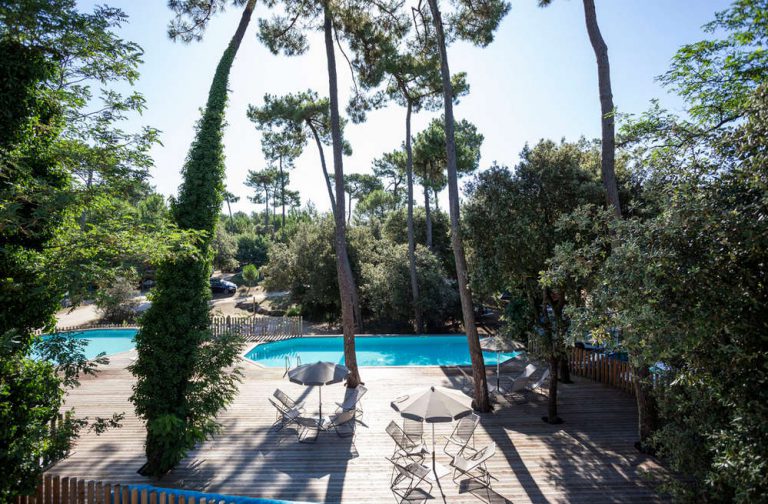 Camping Huttopia Oléron les Pins in Saint Trojan les Bains zwembad 768x504