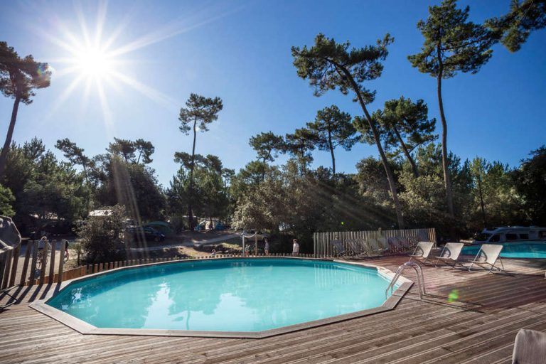 Camping Huttopia Oléron les Pins in Saint Trojan les Bains zwembaden 768x512