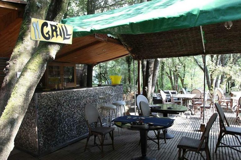 Camping Les Eaux Vives in Vero op Corsica terras 768x512