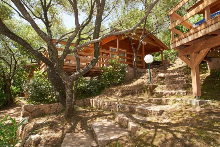 Camping Les Oliviers in Ota op Corsica chalets 768x513