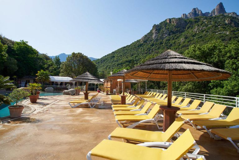 Camping Les Oliviers in Ota op Corsica ligbedden 768x513