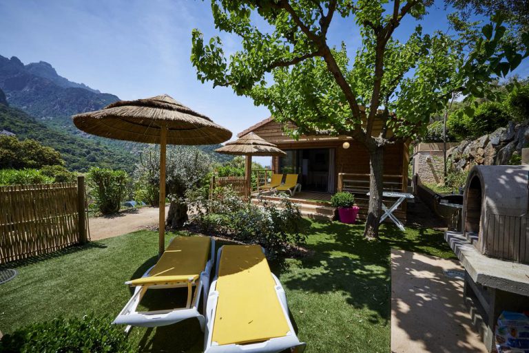 Camping Les Oliviers in Ota op Corsica uitzicht chalet 768x513