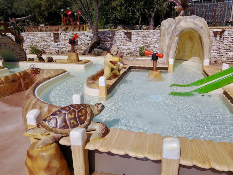 Camping U Farniente Pertamin in Bonifacio op Corsica peuterbad 768x576