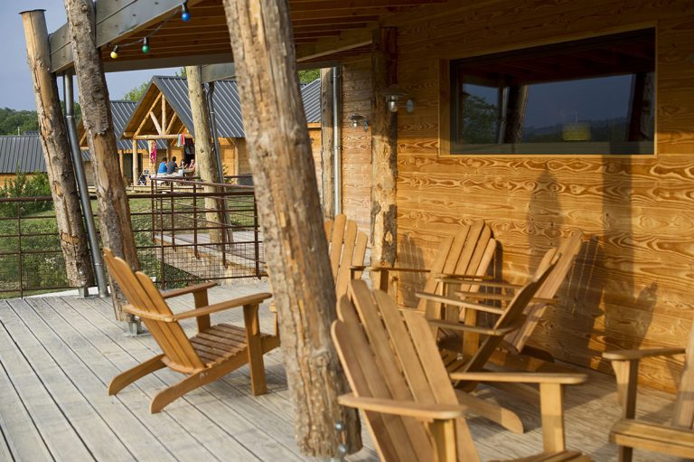 Camping Village Huttopia Sud Ardèche terras 768x511