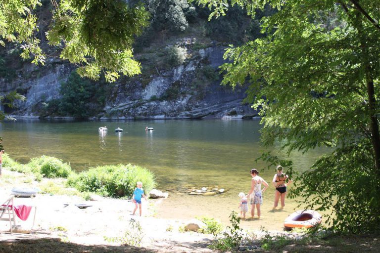 Camping Domaine de Gil Ardeche strand aan rivier 768x512