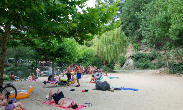 Camping Canigou strandje 768x461