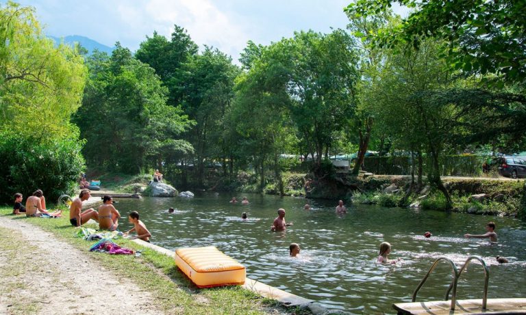 Camping Canigou zwemmen in rivier 768x461