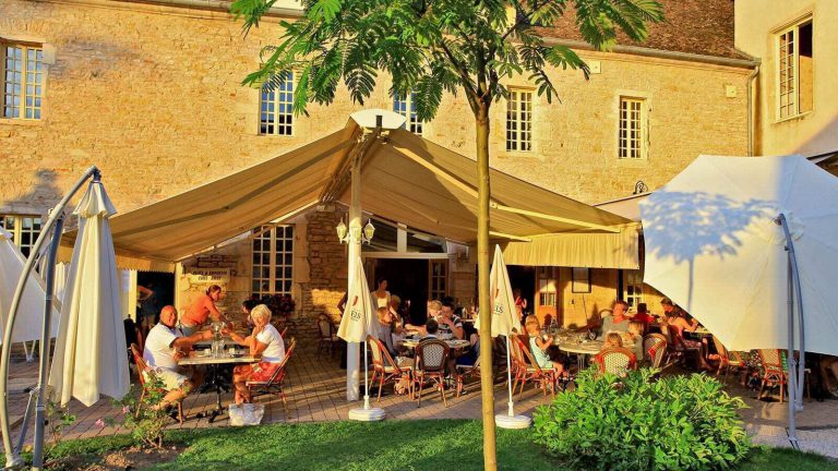 Camping Château de l Epervière terras 768x432