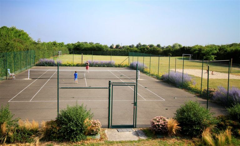 Camping La Bretonnière tennisbaan 768x469