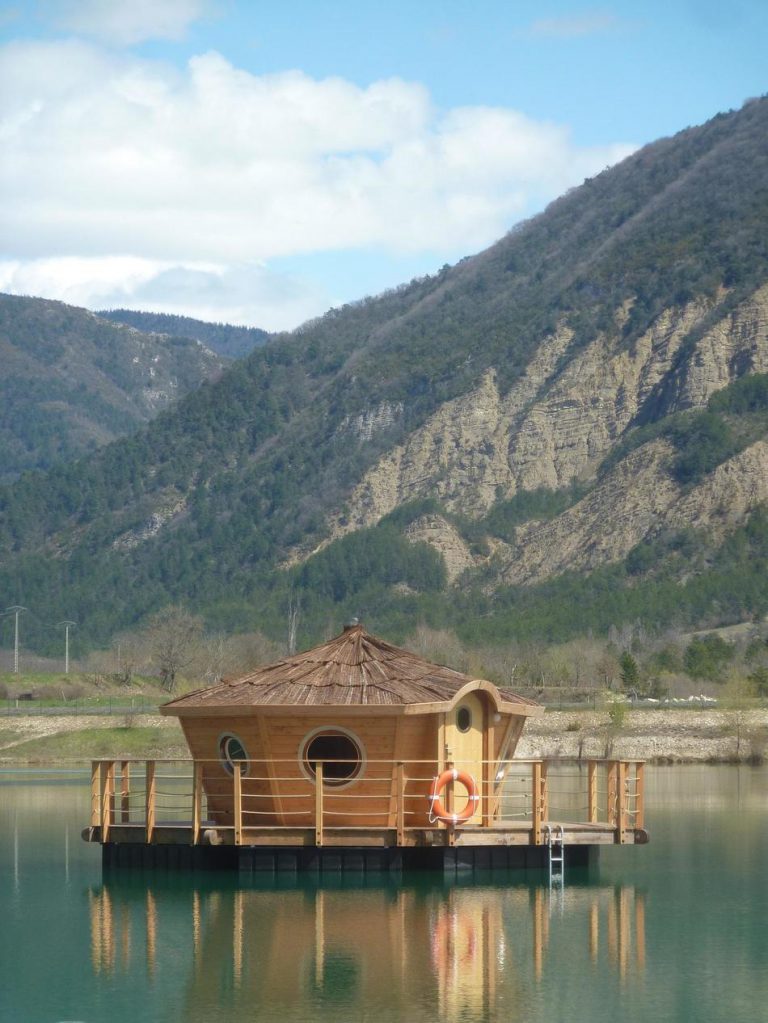 Camping Le Lac Bleu Drome blokhut op het water 768x1023