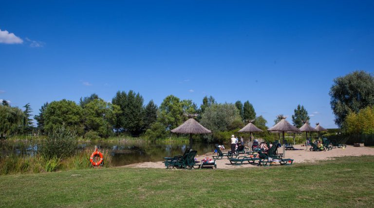 Camping Les Bois du Bardelet strandje 768x427