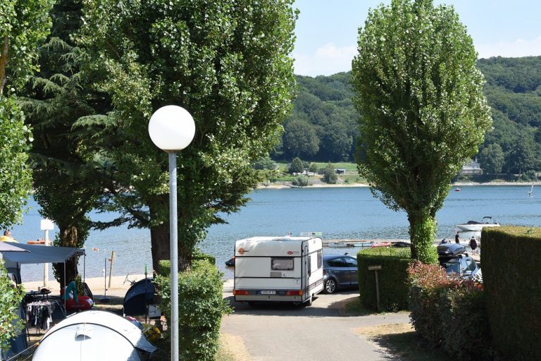 Camping Les Genêts Salles Curan staanplaatsen 768x512