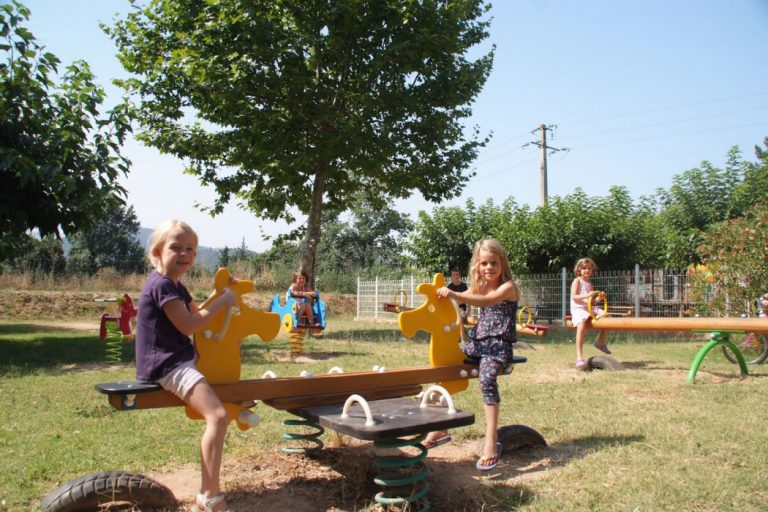 Camping Les Pêcheurs speeltuin 768x512