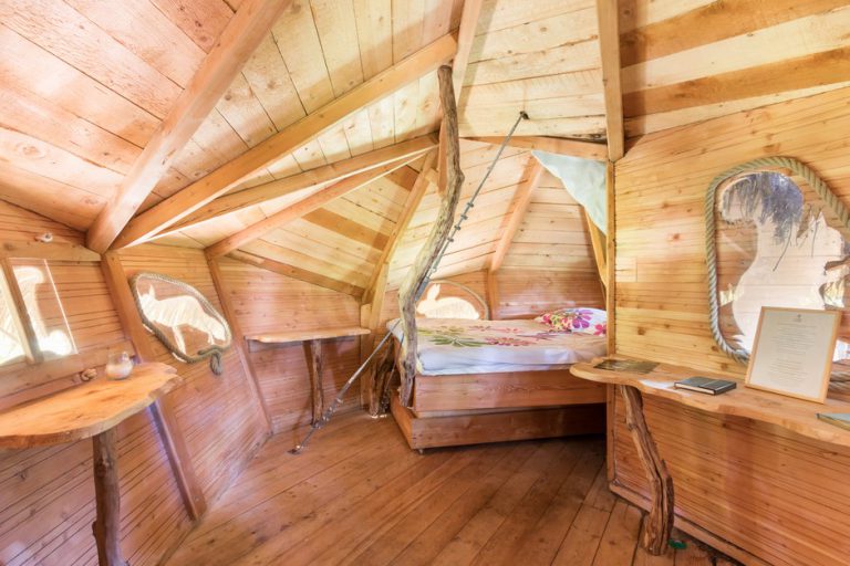 Camping le Petit Trianon de Saint Ustre boomhut 768x512