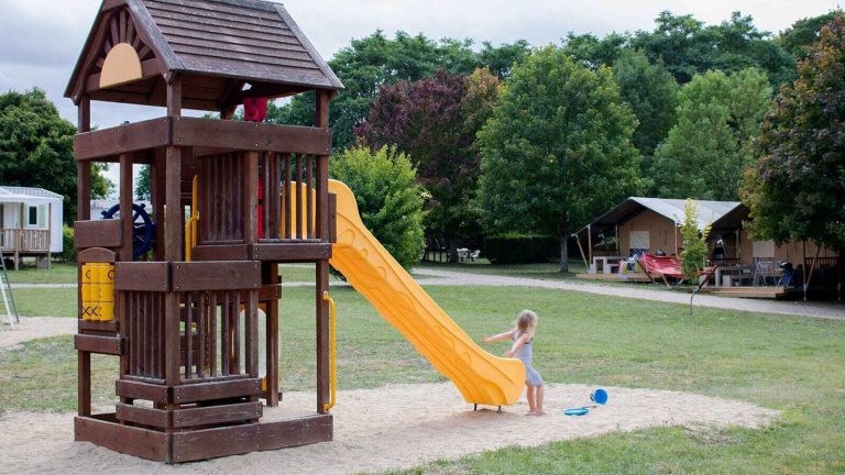 Camping le Petit Trianon de Saint Ustre kasteel 768x432