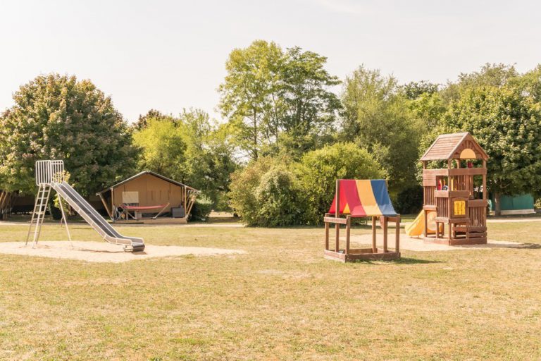 Camping le Petit Trianon de Saint Ustre speeltuin 768x512