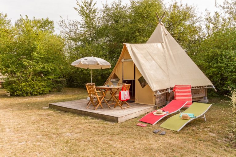 Camping le Petit Trianon de Saint Ustre tipi huren 768x512