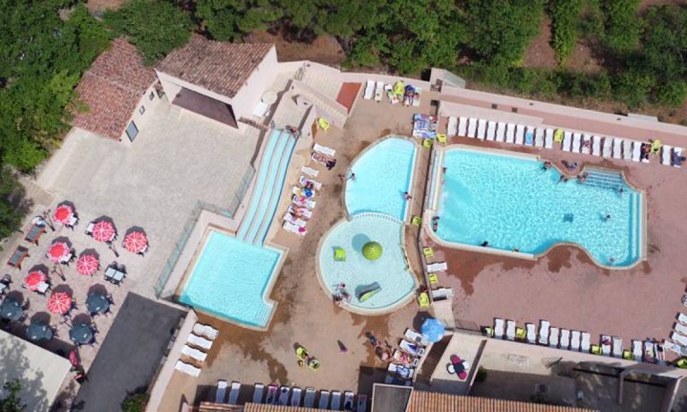 Camping Lou Cantaire overzicht zwembad 768x461