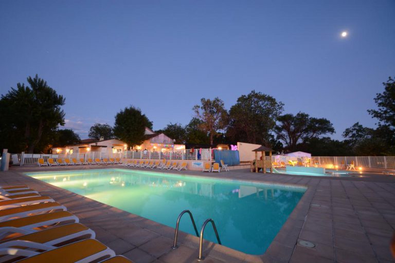 Camping Parc Bellevue zwembad avond 768x512