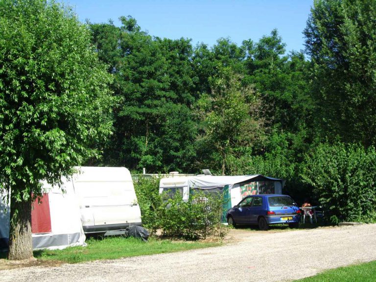 Camping du Lac in Cormoranche sur Saône staanplaatsen 768x576