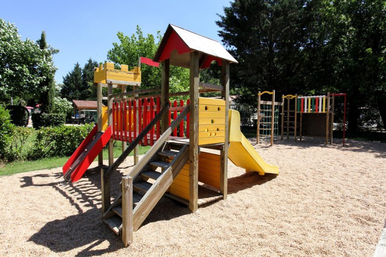 Camping Au Fil de l Eau Dordogne speeltuin 768x512