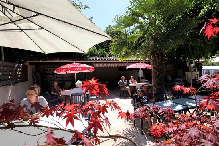 Camping Au Fil de l Eau Dordogne terras 768x512