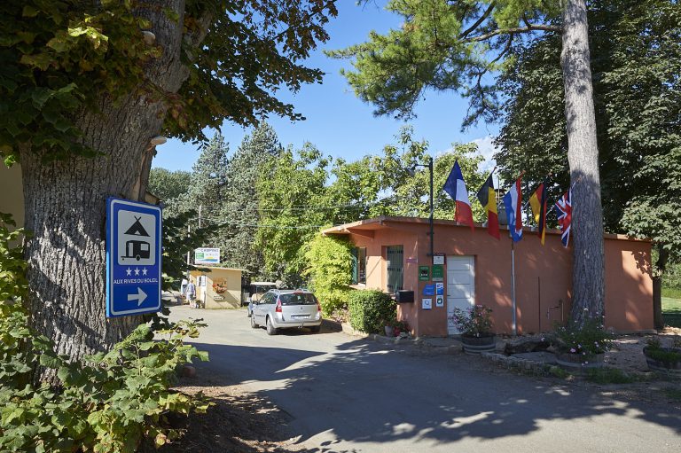 Camping Aux Rives Du Soleil entree 768x511
