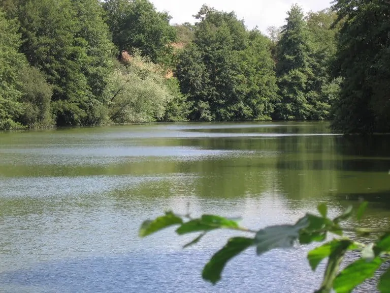 Camping Coulvée aan een meer 768x576