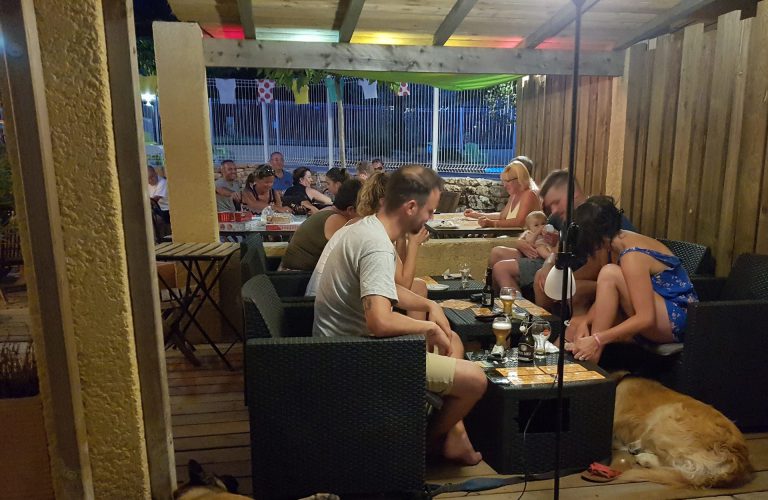 Camping De La Colline Drome bar 768x500