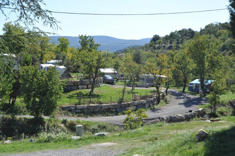 Camping Domaine De Chadeyron ligging 768x511