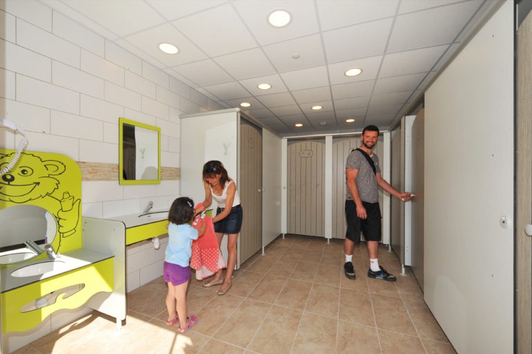 Camping Domaine De Chadeyron sanitair 768x511