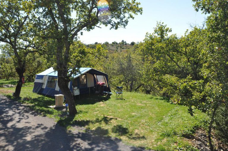 Camping Domaine De Chadeyron staanplaats 768x511
